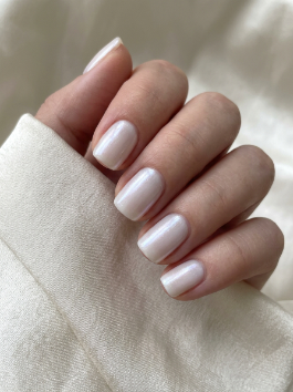 10. Pearl Accent Nails