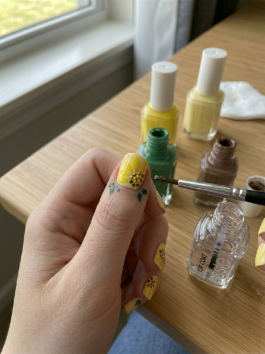 DIY Sunflower Nail Art at Home